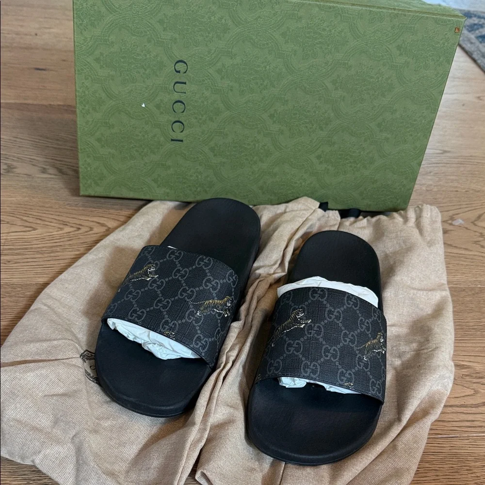 Gucci Men’s Tiger Print Slide Sandal